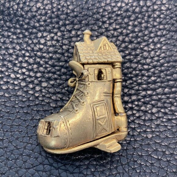 AJC Old Mother Hubbard Shoe Brooch Hinged Front Opens Up Nursery Rhyme‎ - Picture 1 of 9